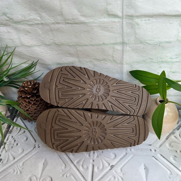 UGG
Women's Greer Platform Slide Sandals Chestnut size 9.5 gently used - Picture 14 of 14